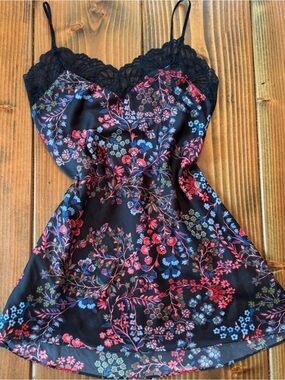 Josie Natori Women’s Black Satin Ditsy Floral Laced Chemise Nightgown